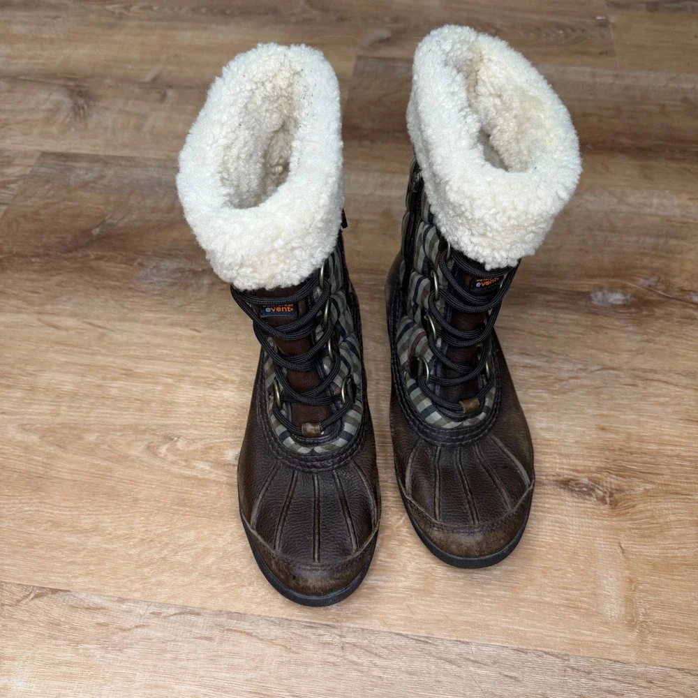 UGG Australia Women's Plaid Lined Winter‎ Boots Size 7 Waterproof Event Casual